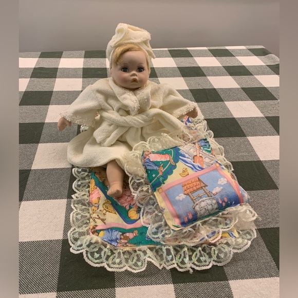 Collectible 1990s porcelain doll with music box - Picture 3 of 6